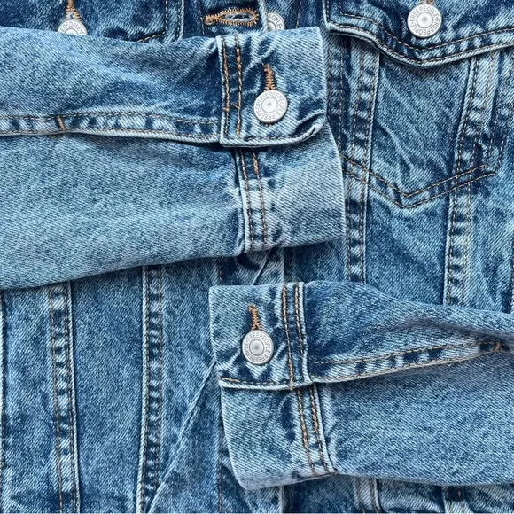 Free People We the Free &quot;Rumors&quot; Cropped Denim Jacket Light Indigo Blue XS EUC