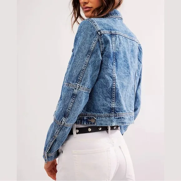 Free People We the Free &quot;Rumors&quot; Cropped Denim Jacket Light Indigo Blue XS EUC