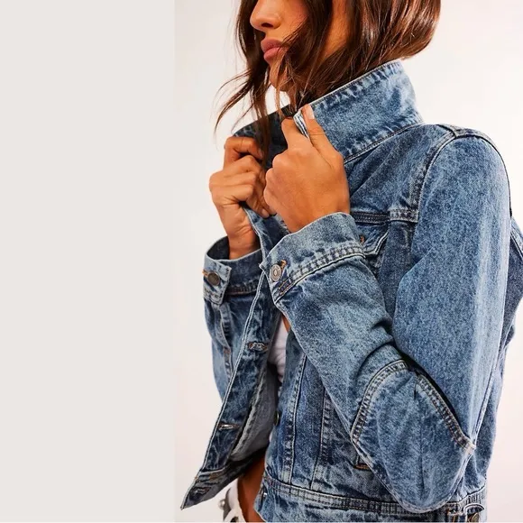 Free People We the Free &quot;Rumors&quot; Cropped Denim Jacket Light Indigo Blue XS EUC