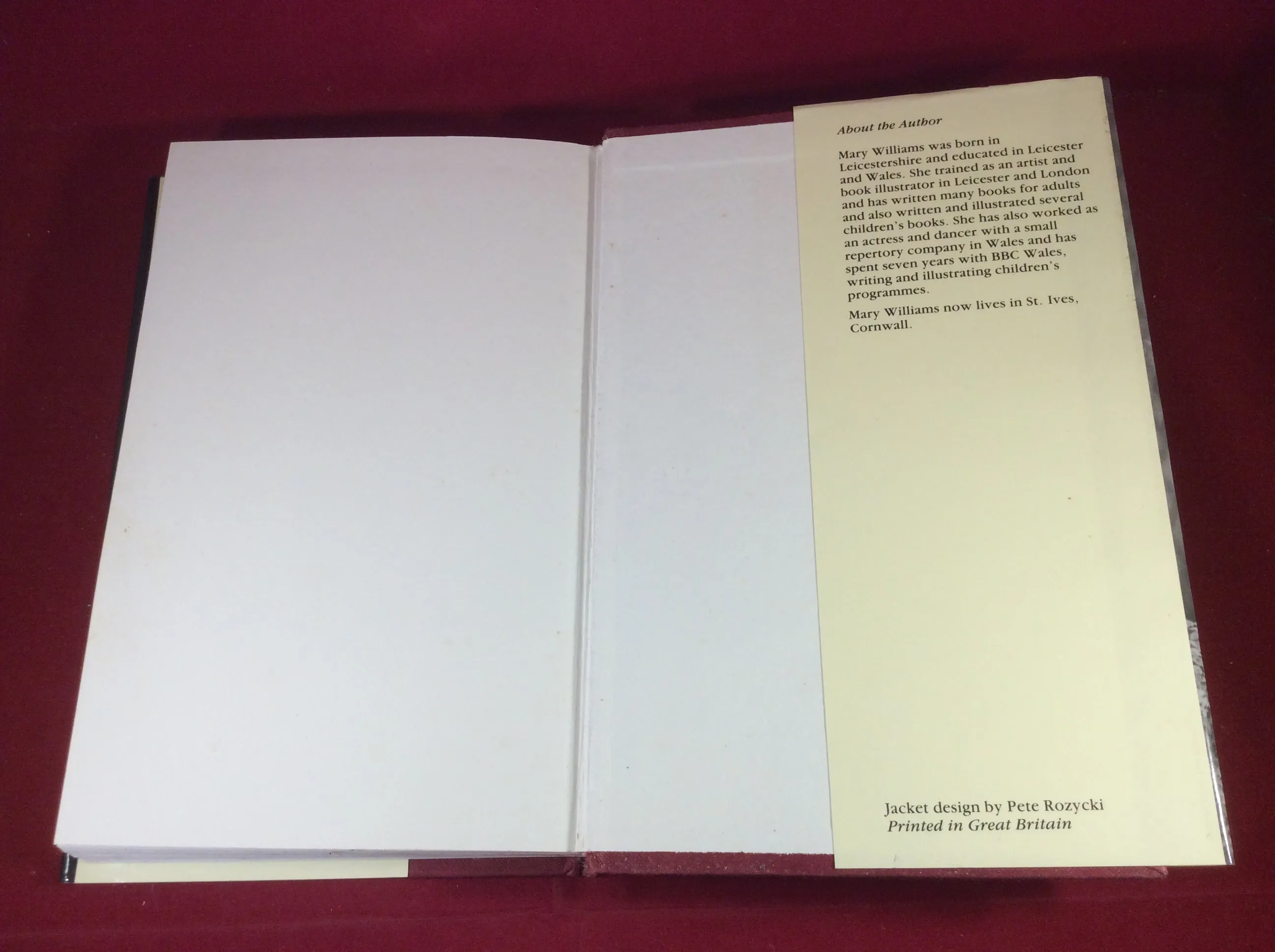 Mary Williams, Ravenscarne and Other Ghost Stories, PIATKUS, 1991, First UK Edition, Signed and Inscribed.
