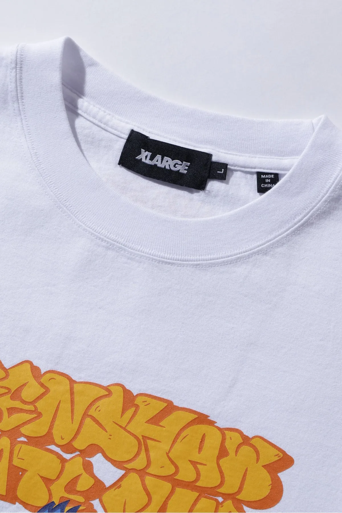 XLARGE x CSC VANDALISED POLICE CAR TEE - WHITE